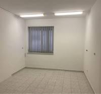 Skvelá ponuka!!! Prenájom nebytového priestoru na podnikateľské účely  - Miestnosť v budove s dlažbou, vertikálnymi žalúziami a závesným osvetlením.