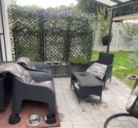 Na predaj: 3-izbový rodinný dom na predaj v obci Lesné Kračany - Terasa rodinného domu s ratanovým nábytkom a kvetmi na Lesných Kračanoch, Kráľovičove Kračany.