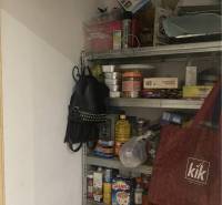 Na predaj: 3-izbový rodinný dom na predaj v obci Lesné Kračany - Úložný priestor v rodinnom dome s množstvom potravín a kuchynských potrieb na poličkách.