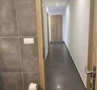 Na predaj: 3-izbový rodinný dom na predaj v obci Lesné Kračany - Toaleta v rodinnom dome s keramickými obkladmi a pohľad na chodbu.