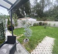 Na predaj: 3-izbový rodinný dom na predaj v obci Lesné Kračany - Záhrada pri rodinnom dome na Lesných Kračanoch v Kráľovičových Kračanoch s trávnikom a zeleňou.