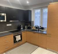 Na predaj: 3-izbový rodinný dom na predaj v obci Lesné Kračany - Kuchyňa v rodinnom dome so vstavanými spotrebičmi a podlahou s dreveným dekorom.