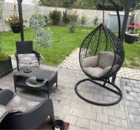 Na predaj: 3-izbový rodinný dom na predaj v obci Lesné Kračany - Terasa rodinného domu v Lesných Kračanoch s ratanovým nábytkom a závesným kreslom.