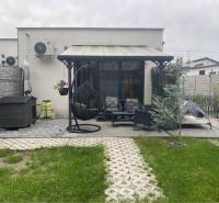 Na predaj: 3-izbový rodinný dom na predaj v obci Lesné Kračany - Terasa rodinného domu v Lesných Kračanoch, Kráľovičove Kračany, s hojdačkou a záhradkou.