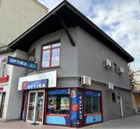 Prenájom nebytového priestoru na podnikateľské účely v CENTRE Dunajske - Budova na Korze Bélu Bartóka, Dunajská Streda, s obchodmi Optika a Family Market.