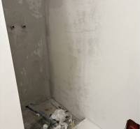 ☎️0917656551 - Stavebný priestor v rodinnom dome s odkrytými potrubiami a povrchmi stien.