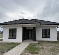 ☎️0917656551 - Rodinný dom v Dunajskej Strede na FLORIDA VILLA PARK ulici s čiernou škridlovou strechou.