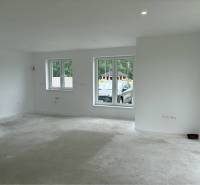 ☎️0917656551 - Prázdna miestnosť s viacerými oknami, bielymi stenami a betónovou podlahou v rodinnom dome.