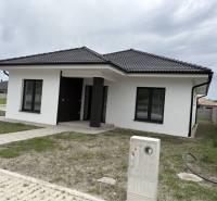 ☎️0917656551 - Rodinný dom na ulici FLORIDA VILLA PARK v Dunajskej Strede s trávnatým pozemkom.