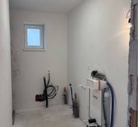 ☎️0917656551 - Prázdna miestnosť s prípravou na montáž kúpeľňových zariadení v rodinnom dome.