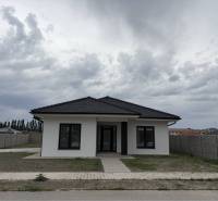 ☎️0917656551 - Rodinný dom v Dunajskej Strede na ulici FLORIDA VILLA PARK s chodníkom a oplotením.