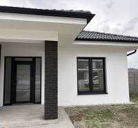 ☎️0917656551 - Rodinný dom na ulici FLORIDA VILLA PARK v Dunajskej Strede s čiernou strechou a verandou.