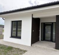 ☎️0917656551 - Rodinný dom v Dunajskej Strede na ulici FLORIDA VILLA PARK s tmavou fasádou a chodníkom.