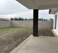 ☎️0917656551 - Veranda rodinného domu na FLORIDA VILLA PARK v Dunajskej Strede s výhľadom na záhradu.