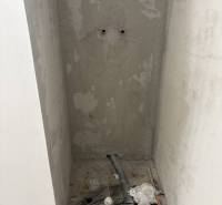 ☎️0917656551 - Stavenisko v Rodinnom dome s viditeľnými káblami a stavebným materiálom.