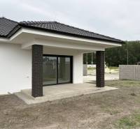 ☎️0917656551 - Rodinný dom na FLORIDA VILLA PARK v Dunajskej Strede s terasou a sklenenými dverami.