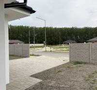 ☎️0917656551 - Dvor Rodinného domu na FLORIDA VILLA PARK v Dunajskej Strede s dlažbou a plotom.