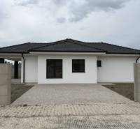 ☎️0917656551 - Rodinný dom na FLORIDA VILLA PARK v Dunajskej Strede má bielu fasádu a čiernu strechu.