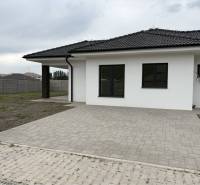 ☎️0917656551 - Rodinný dom na ulici FLORIDA VILLA PARK v Dunajskej Strede s vydláždeným dvorom.