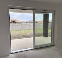 ☎️0917656551 - Rodinný dom s posuvnými dverami na terasu a výhľadom do dvora.