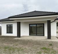 ☎️0917656551 - Rodinný dom na FLORIDA VILLA PARK v Dunajskej Strede s tmavou strechou a terasou.