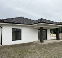 ☎️0917656551 - Rodinný dom na ulici FLORIDA VILLA PARK v Dunajskej Strede s tmavou strešnou krytinou.