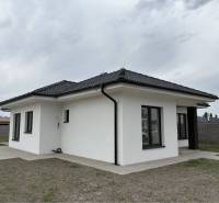 ☎️0917656551 - Rodinný dom na FLORIDA VILLA PARK v Dunajskej Strede s modernou strechou a bielou fasádou.