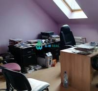 Kancelársky priestor s klimatizáciou na prenájom - Kancelárie s kancelárskymi stoličkami a stolom, osvetlené strešným oknom na ulici neuvedené.