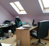 Kancelársky priestor s klimatizáciou na prenájom - Podkrovná kancelária so slnečným svetlom, na ulici neuvedené, vybavená pracovnými stolmi a šanónmi.