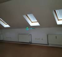 Kancelársky priestor na prenájom v Dunajskej Strede - Podkrovná miestnosť s strešnými oknami, radiátormi a zásuvkami v Kancelárie na ulici neuvedené.