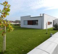 4. ETAPA!!! MODERNÁ NOVOSTAVBA - 3 izbový nízkoenergetický bungalov vy - Rodinný dom s bazénom na trávnatom dvore obklopený záhradou a veľkými oknami.