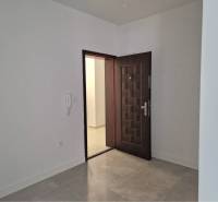 NOVOSTAVBA! Krásny, moderný a priestranný 3-izbový byt s veľkou logiou - Vstupné dvere v 3-izbovom byte s dlažbou a interkomom na stene.