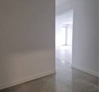 NOVOSTAVBA! Krásny, moderný a priestranný 3-izbový byt s veľkou logiou - Chodba s dlažbou vedie do svetlej miestnosti v 3-izbovom byte.