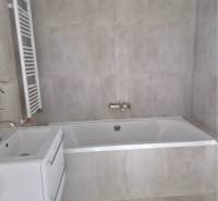 NOVOSTAVBA! Krásny, moderný a priestranný 3-izbový byt s veľkou logiou - Kúpeľňa v 3-izbovom byte s vkusnou vaňou a bielym umývadlom.