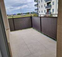 NOVOSTAVBA! Krásny, moderný a priestranný 3-izbový byt s veľkou logiou - Balkón 3-izbového bytu s výhľadom na okolie na ulici Neuvedené v Dunajskej Strede.