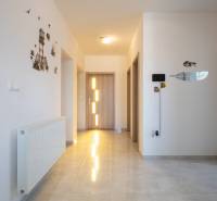 Dvojpodlažný rodinný dom s veľkým pozemkom na predaj v obci Jahodná - Chodba v rodinnom dome so svetlom, dekoráciami a svetlými dverami.