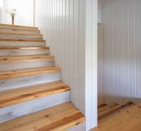 Dvojpodlažný rodinný dom s veľkým pozemkom na predaj v obci Jahodná - Drevené schodisko v Rodinnom dome na ulici, dekorácia s kvetmi na hornej podeste.