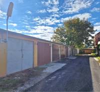 REZERVOVANÉ! Murovaná garáž - Rad garáží v Dunajskej Strede, vedľa asfaltovej cesty, obklopený zeleňou.