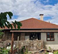 Na predaj 3 izbový rodinný dom s veľkým pozemkom - Rodinný dom v Dolnom Štále so strechou z červených škridiel, oplotený dvor.