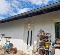 Na predaj 3 izbový rodinný dom s veľkým pozemkom - Rodinný dom v Dolnom Štáli s bielou fasádou, náradím a policou na dvore.