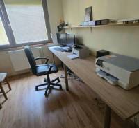 Na prenájom 3-izbový zariadený byt - Dunajská Streda - Pracovňa s kancelárskym nábytkom a podlahou s dreveným dekorom v 3-izbovom byte.