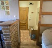 Na prenájom 3-izbový zariadený byt - Dunajská Streda - Interiér 3-izbového bytu s podlahou s dreveným dekorom a tehlovým barovým pultom.