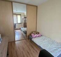 Na prenájom 3-izbový zariadený byt - Dunajská Streda - Detská izba v 3-izbovom byte s posteľou a skriňou, podlaha s dreveným dekorom.