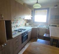 Na prenájom 3-izbový zariadený byt - Dunajská Streda - Kuchynská linka s dreveným dekorom v 3-izbovom byte, svetlo z okna.