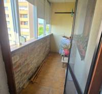 Na prenájom 3-izbový zariadený byt - Dunajská Streda - Zasklený balkón s tehlovým obkladom v 3-izbovom byte, kvetináče na drevenej konštrukcii.