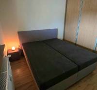 Na prenájom 3-izbový zariadený byt - Dunajská Streda - Posteľ vedľa skrine v spálni, podlaha s dreveným dekorom, 3-izbový byt.