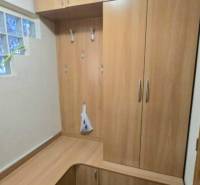 Na prenájom 3-izbový zariadený byt - Dunajská Streda - Chodba so vstavanou skriňou a háčikmi, ideálna do 3-izbového bytu.