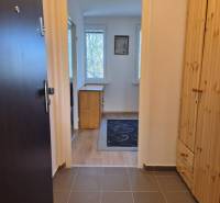 REZERVOVANÉ! Zariadená garsónka po kompletnej rekonštrukcii - V Rekreačnom apartmáne sú svetlé chodby, koberec a podlaha s dreveným dekorom.