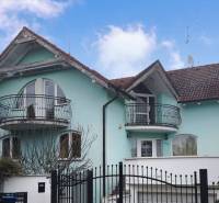 EXKLUZÍVNE LEN U NÁS! - Veľký rodinný dom - Dunajská Streda - Rodinný dom v Dunajskej Strede na ulici Pókatelek s balkónom a záhradou.