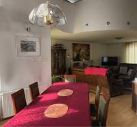 EXKLUZÍVNE LEN U NÁS! - Veľký rodinný dom - Dunajská Streda - Jedáleň s konferenčným stolom, pohovkou a podlahou s dreveným dekorom v rodinnom dome.